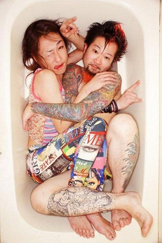 chupanhbath nhatban 5 Nhật Bản: Kỳ dị trào lưu chụp ảnh co quắp trong bồn tắm