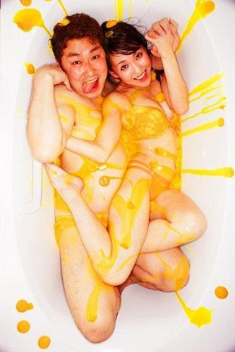 chupanhbath nhatban Nhật Bản: Kỳ dị trào lưu chụp ảnh co quắp trong bồn tắm