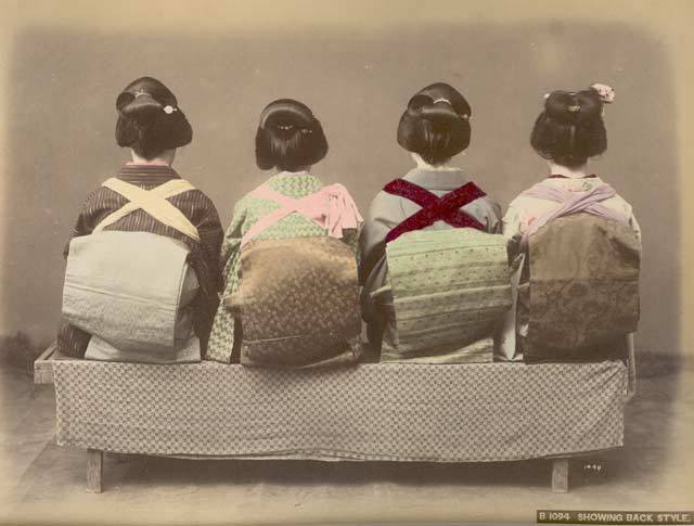 ShowingBackStyleGeishaKimonosandHai [Tổng Hợp]   Những bức ảnh về nước Nhật xưa
