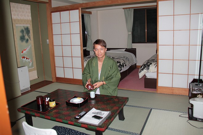 Den Nhat tam suoi nuoc nong va ngu phong Tatami 1 Tắm suối nước nóng và ngủ phòng Tatami ở Nhật