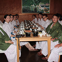 Tắm suối nước nóng và ngủ phòng Tatami ở Nhật