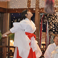 Trinh nữ Miko trong đền thờ Nhật Bản