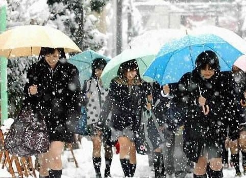 vay ngan nhat ban Vì sao nữ sinh Nhật thích mặc váy ngắn?